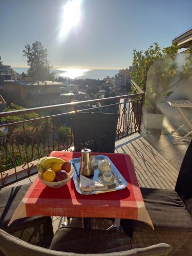 una mesa con una bandeja de fruta en el balcón en Appartamento Vista Mare Stella Marina en San Remo