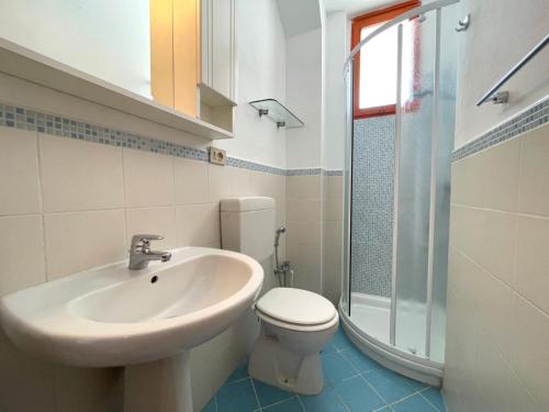 a bathroom with a sink and a toilet and a shower at Flat 180mt from the beach in Porto Santa Margherita di Caorle
