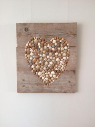 a heart made out of chickpeas on a wooden frame at Nieuwe Beachbungalow aan IJsselmeer 39 24 four seasons in Lemmer