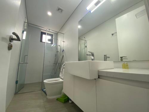 下龍灣的住宿－Chiu Housestay Ha Long，浴室配有卫生间、盥洗盆和淋浴。