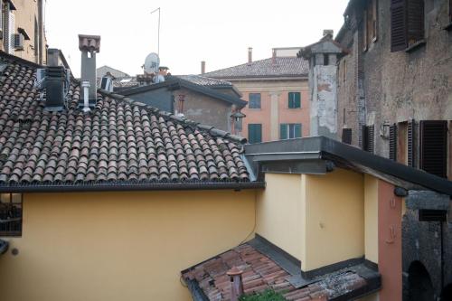 une vue sur un toit de bâtiments dans l'établissement Posterla22, à Bologne