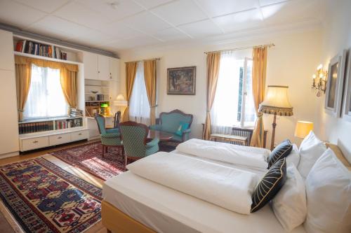 ein Schlafzimmer mit 2 Betten und ein Wohnzimmer in der Unterkunft Gästehaus Englischer Garten in München