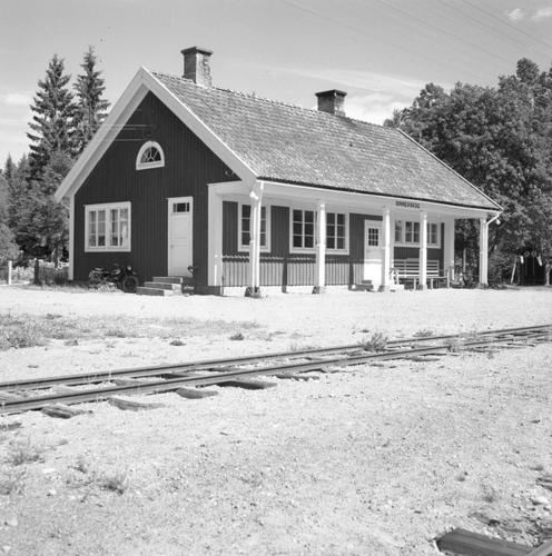 a black and white photo of a train station at Sinnerskog - Urlaub im alten Bahnhof in Högsby