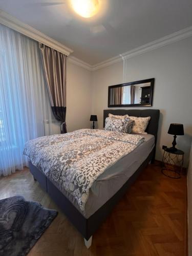 ein Schlafzimmer mit einem großen Bett in einem Zimmer in der Unterkunft Apartment D-22 in Belgrad