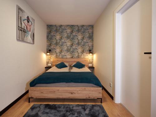 ein Schlafzimmer mit einem großen Bett mit einer blauen Decke in der Unterkunft Apartament przy rondzie Piłsudskiego z garażem in Nowy Sącz