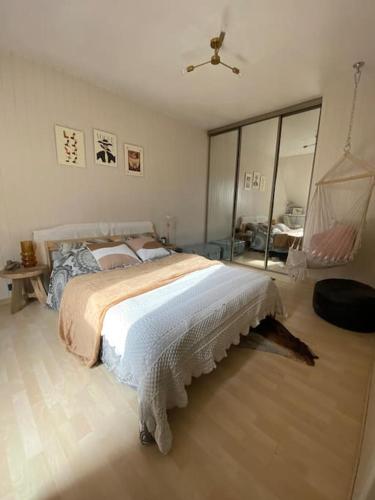 une chambre avec un grand lit dans une pièce dans l'établissement Duplex entre de Paris et Disney, à Noisy-le-Grand