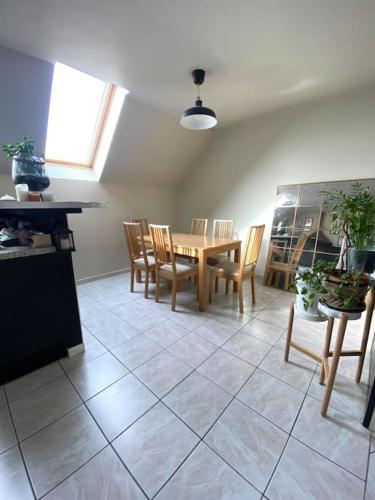 une salle à manger avec une table et des chaises dans l'établissement Duplex entre de Paris et Disney, à Noisy-le-Grand