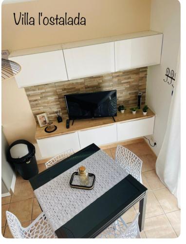 - une table et des chaises dans une chambre avec télévision dans l'établissement Maison de vacances vias plage, à Vias