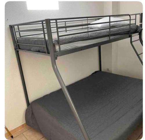 Ce lit superposé se trouve dans un dortoir doté de lits superposés. dans l'établissement Maison de vacances vias plage, à Vias