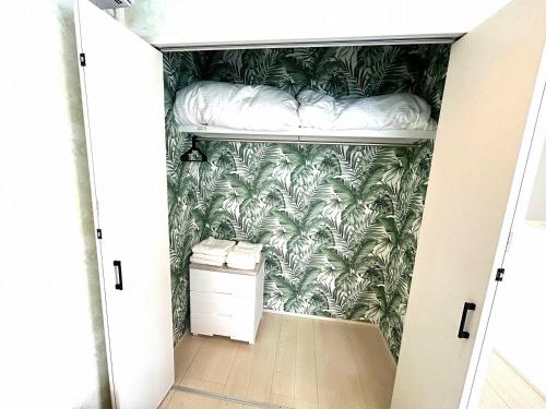 a bedroom with a bunk bed in a room at 唐津 海辺の家 in Fuchinoue