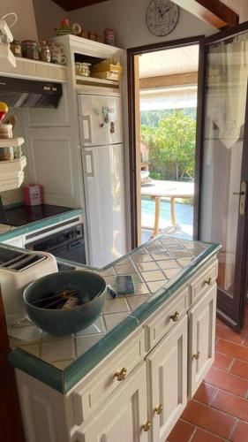 - une cuisine avec un bol au-dessus d'un comptoir dans l'établissement La petite maison sur la colline - Piscine privée, à La Londe-les-Maures