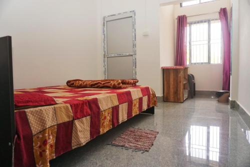 1 dormitorio con cama y espejo en la pared en TAJ HERITAGE Hotel And Restaurant -call 94353-5O876 en Jorhāt