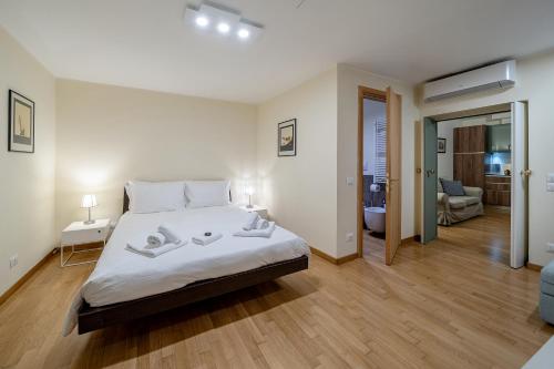 um quarto com uma cama grande e uma sala de estar em Mezzanino 4438 em Veneza