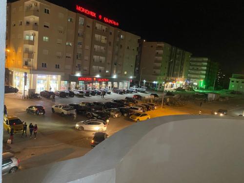 uma vista para um parque de estacionamento à noite com carros estacionados em Studio cité elwahat em La Marsa