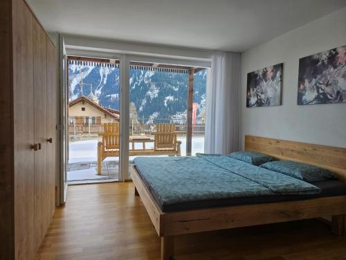 una camera con letto e vista sulle montagne di Ferienwohnung Ladina a Disentis