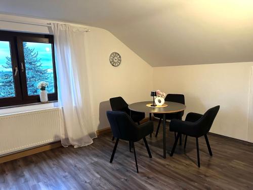 ein Esszimmer mit Tisch und Stühlen und einem Fenster in der Unterkunft ST-Apartment Charming 2 Dachgeschoss, 3 Zimmer in Geislingen in Geislingen an der Steige