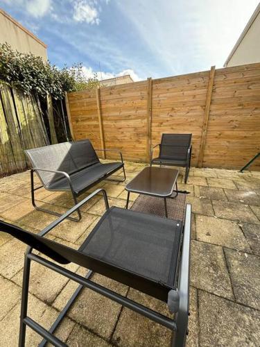 deux chaises et une table sur une terrasse dans l'établissement La casa Rogatienne, à deux pas de La Rochelle, à Saint-Rogatien