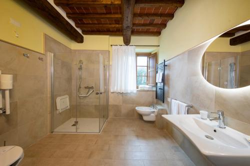 Ett badrum på BORGO A MONTI di Sotto