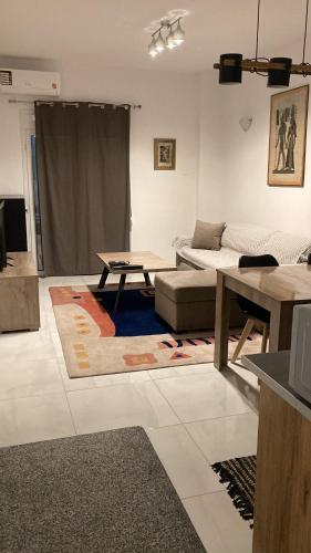 een woonkamer met een bank en een tafel bij ACROPOLIS CASA Historical Centre Top Floor Luxury Suite 150 meters to Metro in Athene