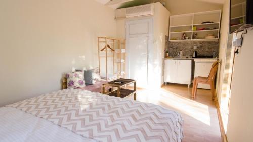 Il comprend une chambre avec un grand lit et une cuisine. dans l'établissement Köklü Ahşap Tatil Evleri, à Antalya
