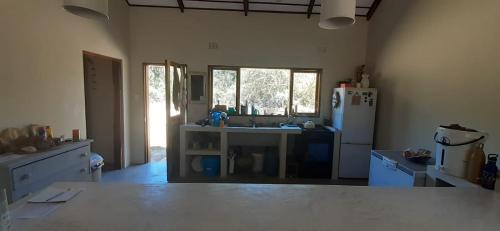 eine Küche mit einer Spüle und einem Kühlschrank in der Unterkunft Adansonia Farm 