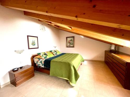 sypialnia z łóżkiem w pokoju na poddaszu w obiekcie Ledrobenessere w mieście Pieve di Ledro