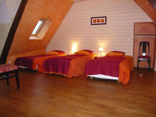 une chambre avec deux lits dans une pièce dans l'établissement La gargouille de bricourt : maison de 4 chambres ., à Cancale