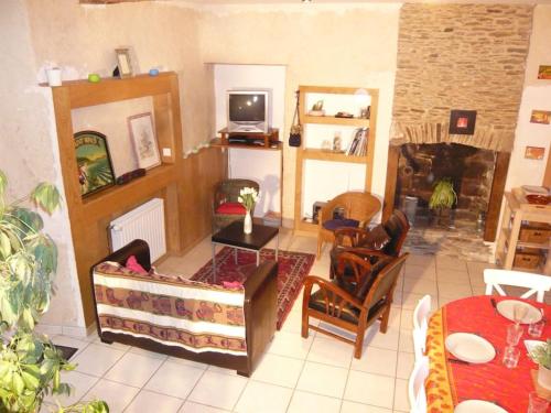 un salon avec un canapé, des chaises et une télévision dans l'établissement La gargouille de bricourt : maison de 4 chambres ., à Cancale