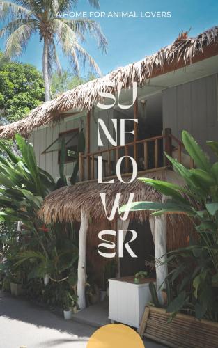 Una casa con una señal que dice no a la timidez en Sunflower Guesthouse and Animal Rescue - Koh Lipe, en Ko Lipe