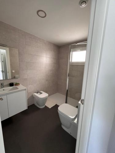 łazienka z toaletą i umywalką w obiekcie Atico Playa Granada Marina Golf w mieście Motril