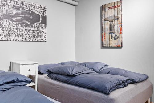 Bett mit blauen Kissen auf einem Zimmer in der Unterkunft Peaceful Urban Residence in Bergen