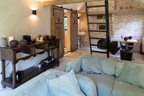 uma sala de estar com um sofá e uma mesa em Sauna-Garden em Blankenberge