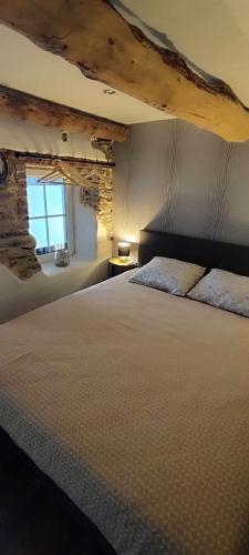 維爾雅爾姆的住宿－L'aventura，一间卧室设有一张大床和一个窗户。
