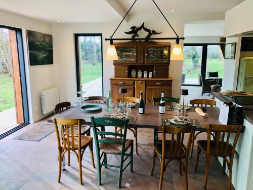 a dining room with a table and chairs at Villa Tidinghi, plage de Rospico à pied in Névez