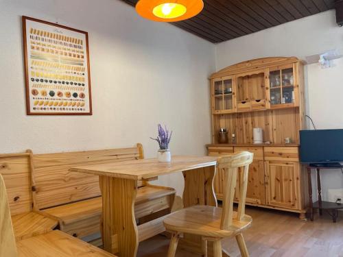 - une cuisine avec une table et des chaises en bois dans l'établissement Fuite en Montagne, à Crans-Montana
