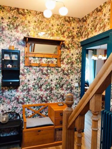 Cette chambre est dotée d'un mur fleuri avec un miroir. dans l'établissement Maison de Vacances 1930, à Vannes