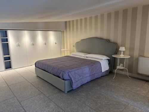 um quarto com uma cama grande num quarto em Villa Simona 1 em Voghera