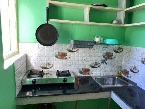 Una cocina o zona de cocina en Jagatram Niwas Guesthouse Dharamkot