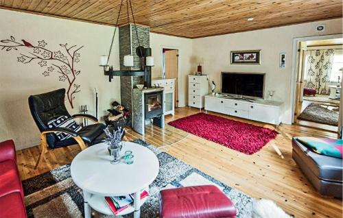 Ruang duduk di Amazing Home In Svenljunga With Wifi