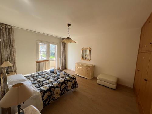 um quarto com uma cama, uma cómoda e uma janela em Casa Mattioli em Mombaroccio