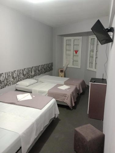 En eller flere senge i et værelse på Hotel Rest