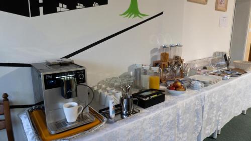 einen Tisch mit einer Kaffeemaschine darüber in der Unterkunft Haven - Hotel Am Stadion in Leverkusen