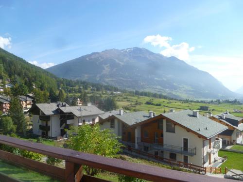 una ciudad con casas y una montaña en el fondo en Villa Bianca Bormio garden and parking, en Premadio