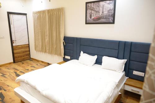 2 camas en una habitación con cabecero azul en Hotel Panache The Escape - Home Stay, en Jhālāmand