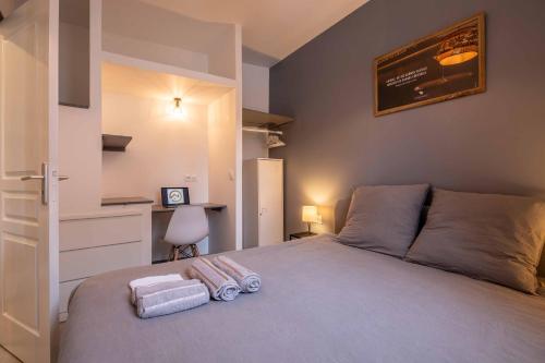 um quarto com uma cama com toalhas em #Nouveau#LeCognaçais#CentreVille em Cognac