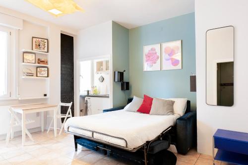 una camera con un letto e un tavolo di Moderno appartamento * Lago e Centro Storico * a Como