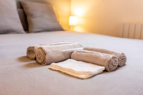 três toalhas sentadas em cima de uma cama em #Nouveau#LeCognaçais#CentreVille em Cognac
