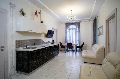 Una cocina y una sala de estar con mesa y sillas. en 2 Bedrooom In CENTER Всегда есть свет !, en Odessa