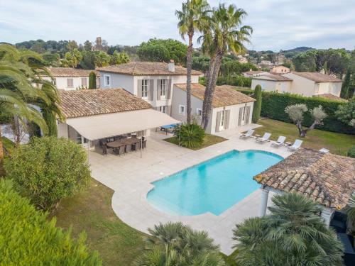 une vue aérienne d'une piscine dans une maison dans l'établissement Villa le Roi Soleil, à Saint-Tropez