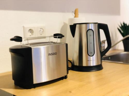 a coffee maker and toaster sitting on a counter at Modernes Apartment mit Küche, Parkplatz, WLAN - Nähe Schwäbisch Gmünd in Waldstetten